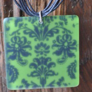 🐸 black green damask acrylic pendant on black cord multi necklace (511)
